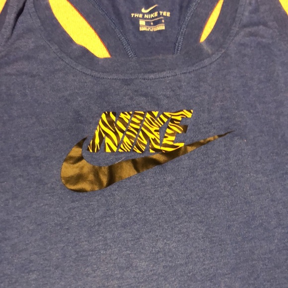 ⬇️⭐️ Women Nike Tee - Picture 5 of 8